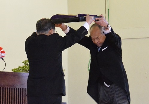 学校長から教育長へ校旗返納(一中)