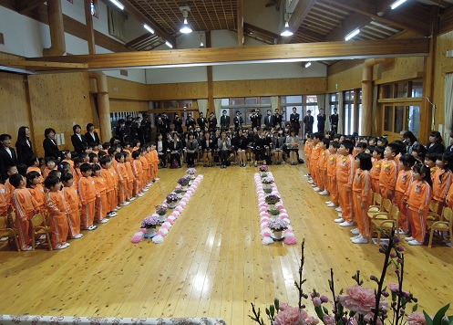 花で飾られた卒園式会場