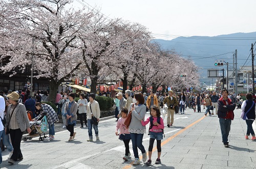 見物人であふれた歩行者天国の県道