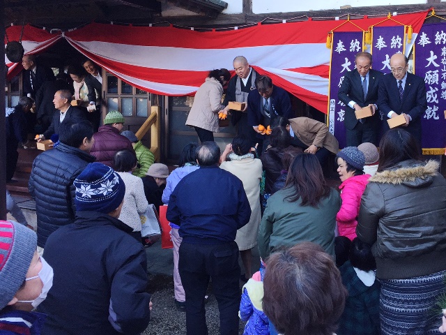 森平副町長(左)と近藤教育長(右端)