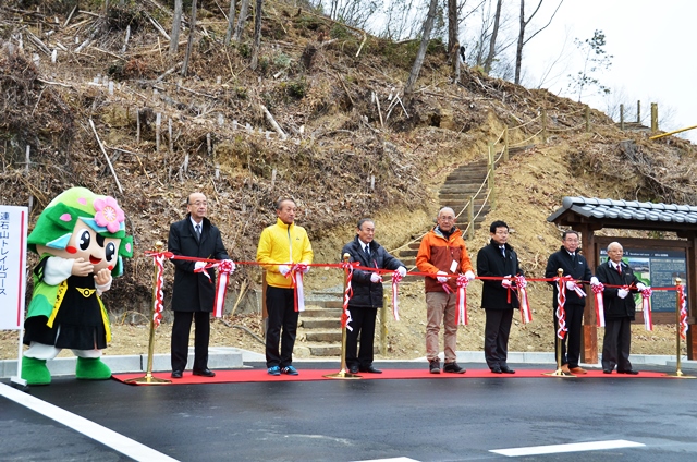 登山口でテープカットする関係者