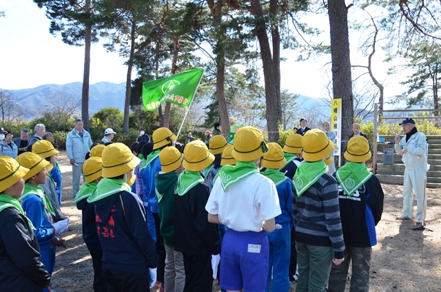 小学生に植樹の願いを話す町長