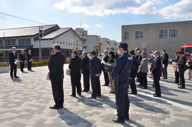 主催者あいさつをする町長（左）