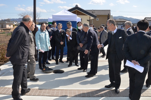 災害用簡易トイレの仕組みを見学