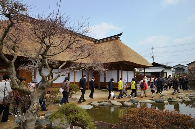 開園を待ちわびて入園する見学者