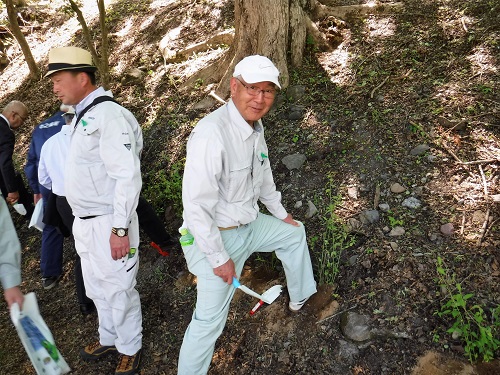 ヤマブキを植栽する茂原町長