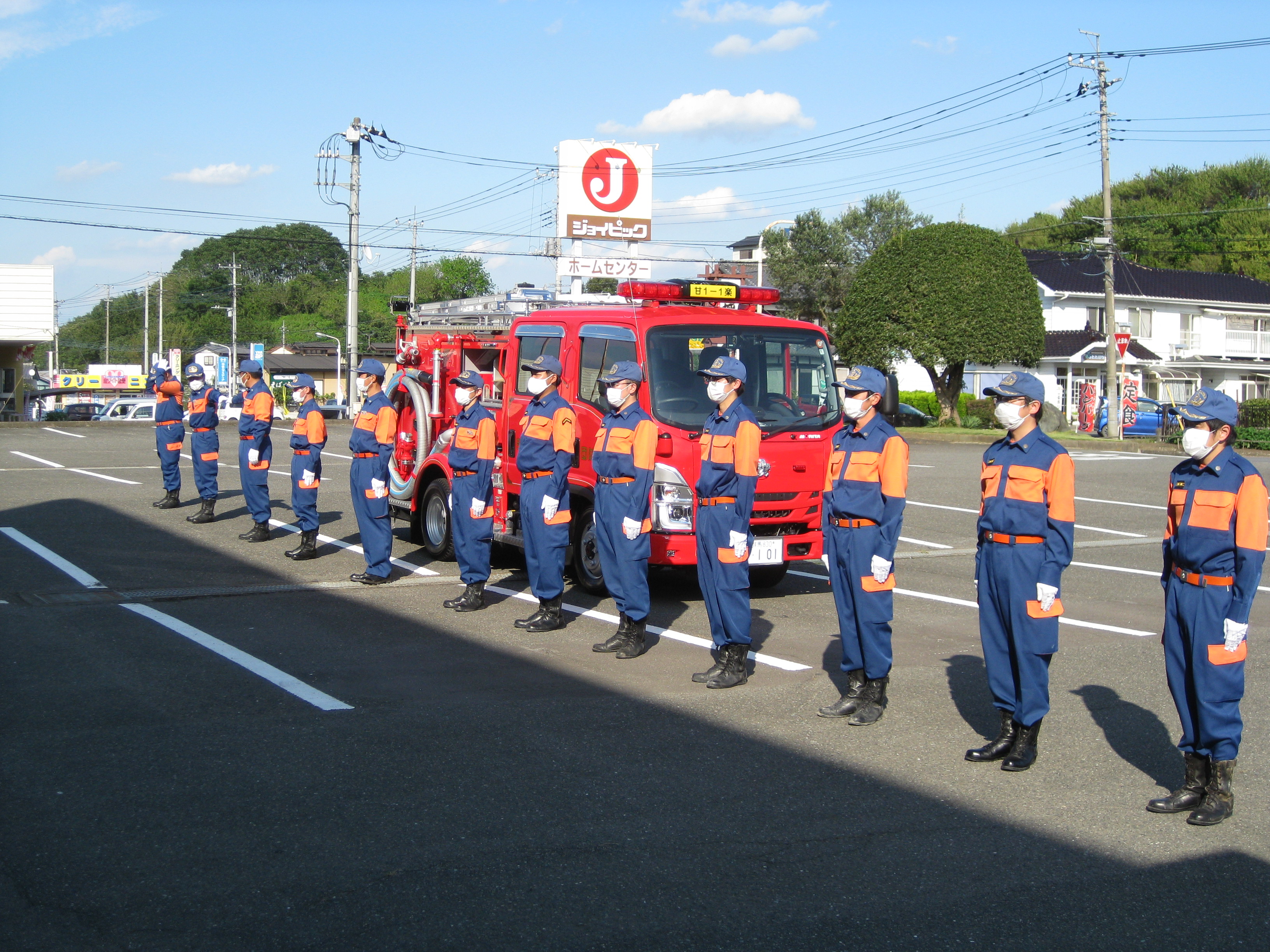 新型消防車の前で整列する団員