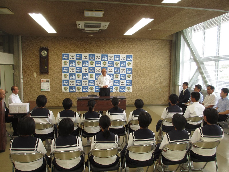 選手を激励する茂原町長