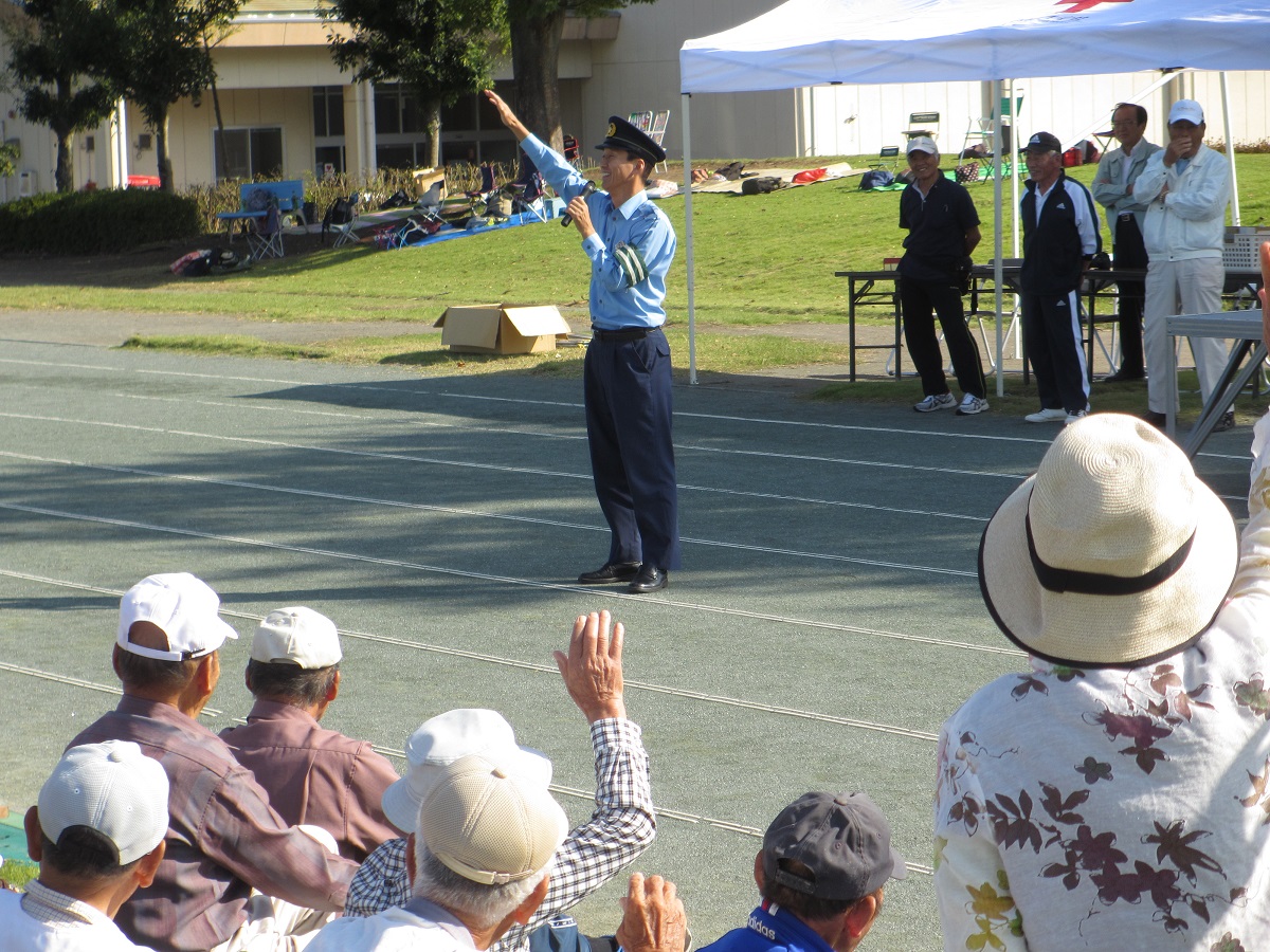 開会に先立ち講話する、富岡警察署の交通課長