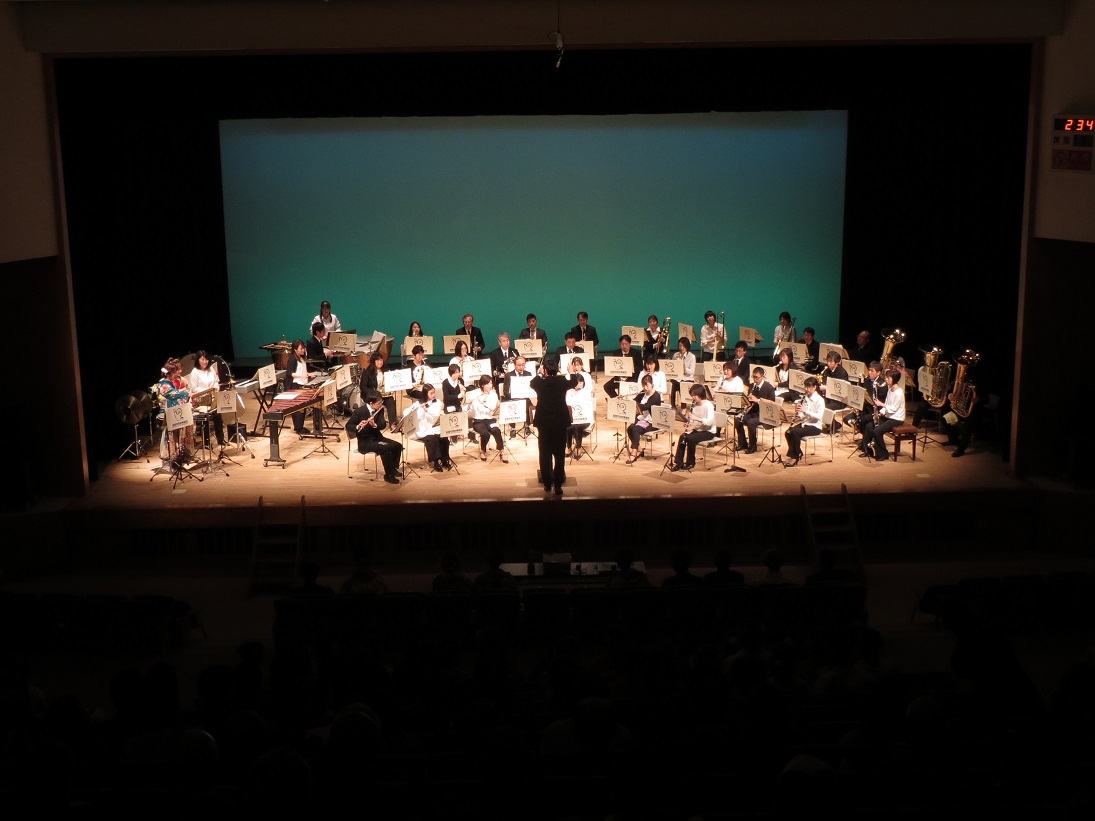 第2部で、富岡市民吹奏楽団の演奏が行われました