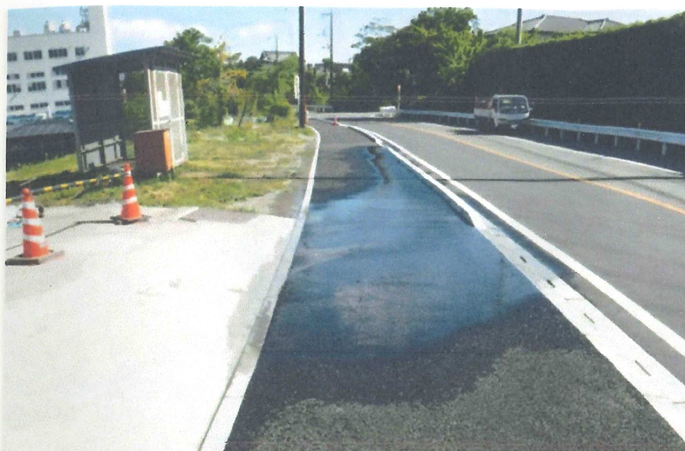 道路上の漏水状況写真