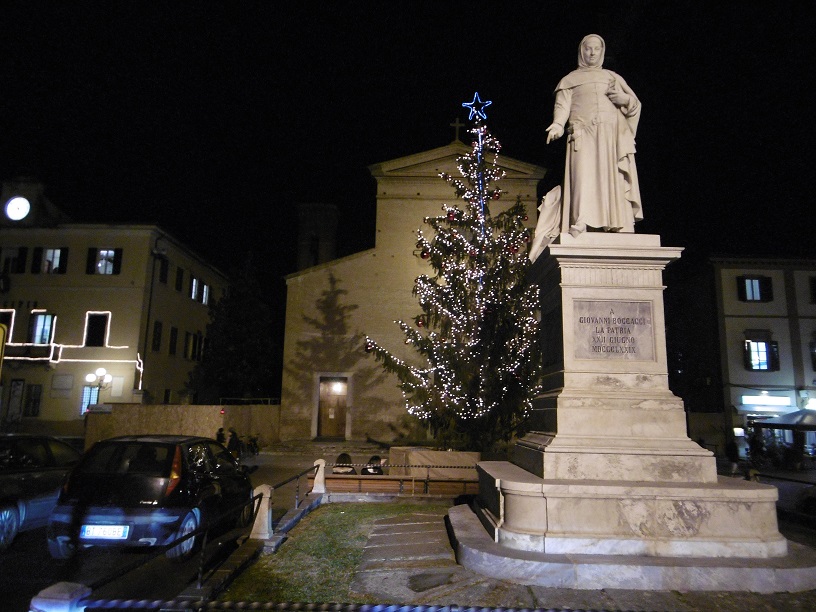 ボッカチオ像とクリスマスツリー