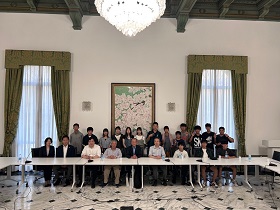 【第19次チェ市訪問甘楽町研修団】0827　大使館2
