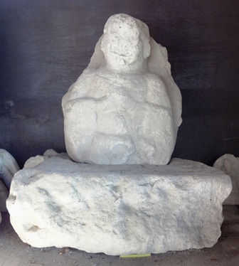 15 城町下薬師堂の石仏　右