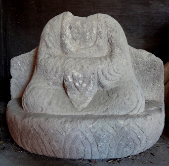 15 城町下薬師堂の石仏　左