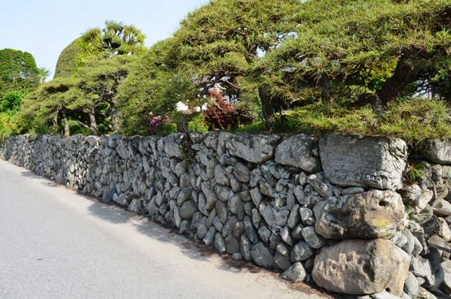 画像：御殿前通りの石垣（山田家）