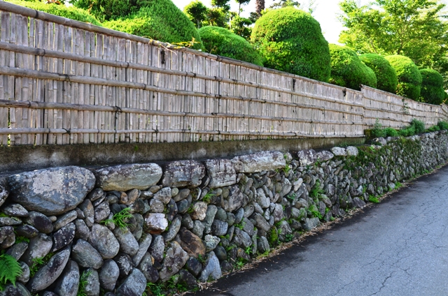 中小路の石垣（高橋家）