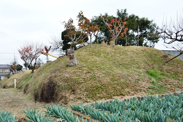 画像：吉田家の土塁・濠跡