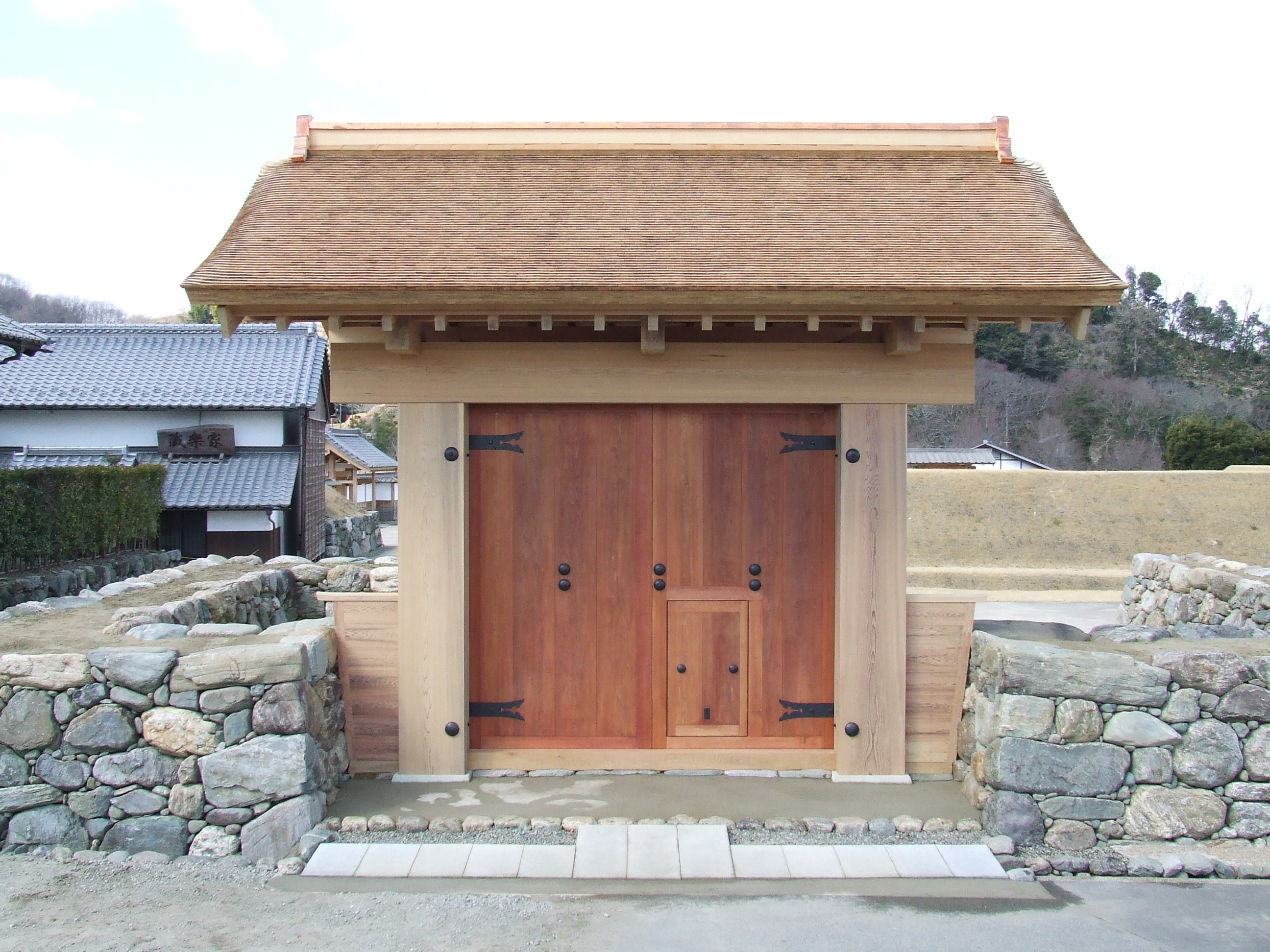 中門の完成
