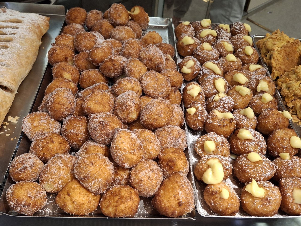 カルネヴァーレ祭の揚げ菓子(クリーム入り(右)  クラッシック(左) ).jpg