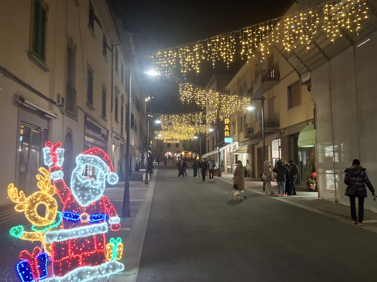 メインストリートを明るく照らすイルミネーション  (チェルタルド).jpg