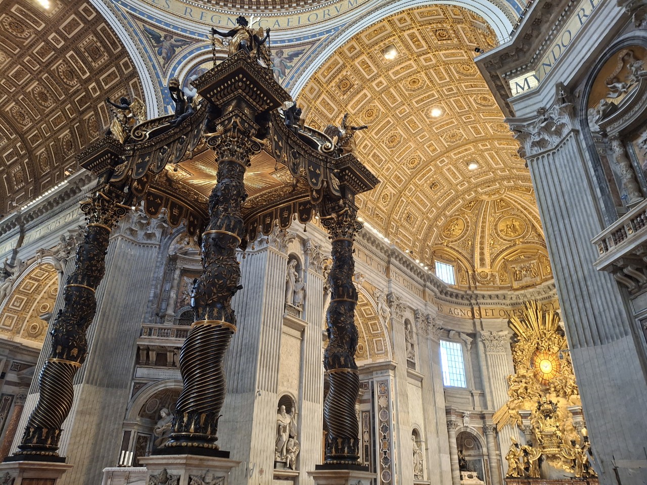 サン・ピエトロ大聖堂内部の様子.jpg