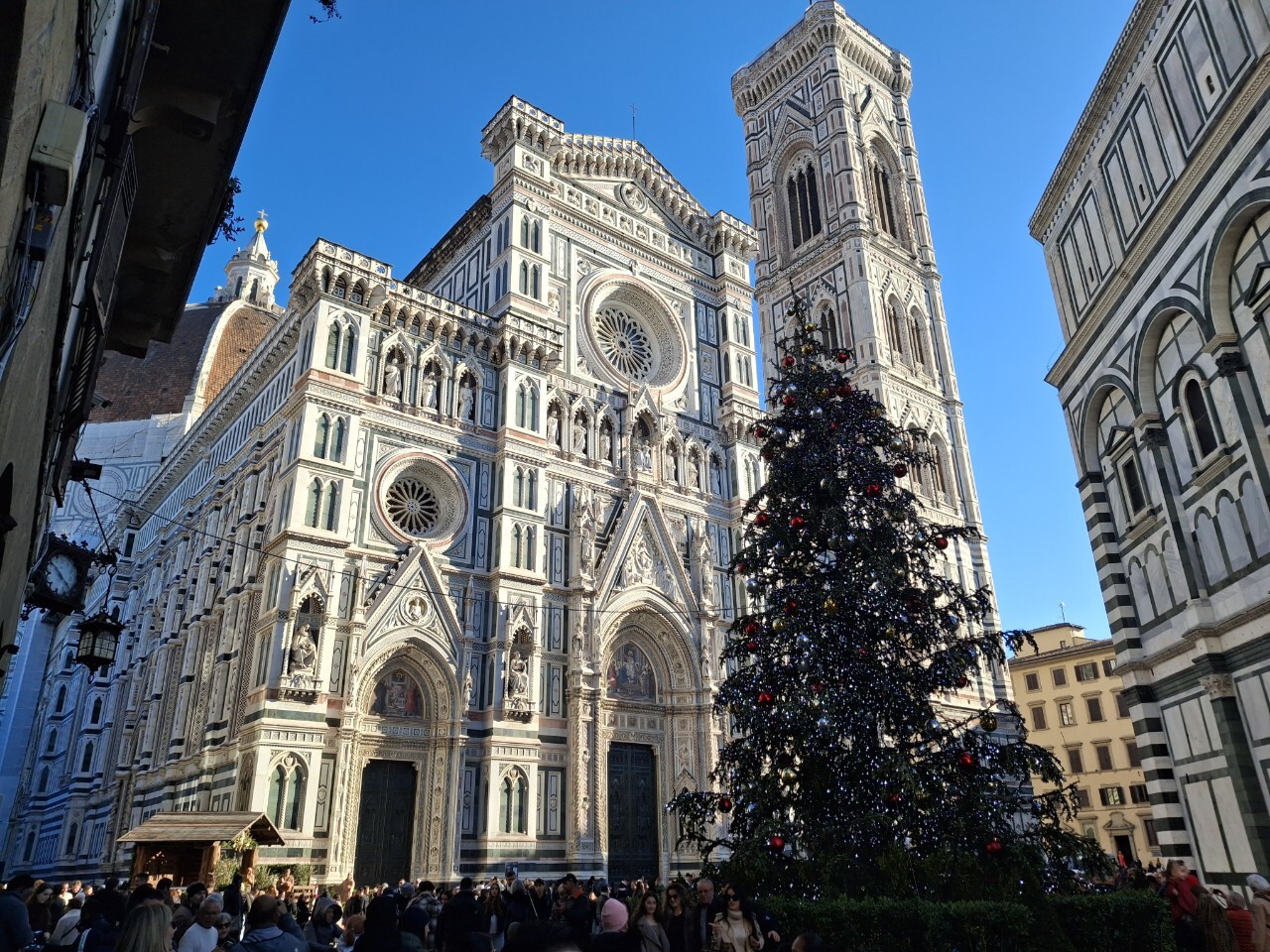 クリスマス時季の大聖堂広場(フィレンツェ).jpg