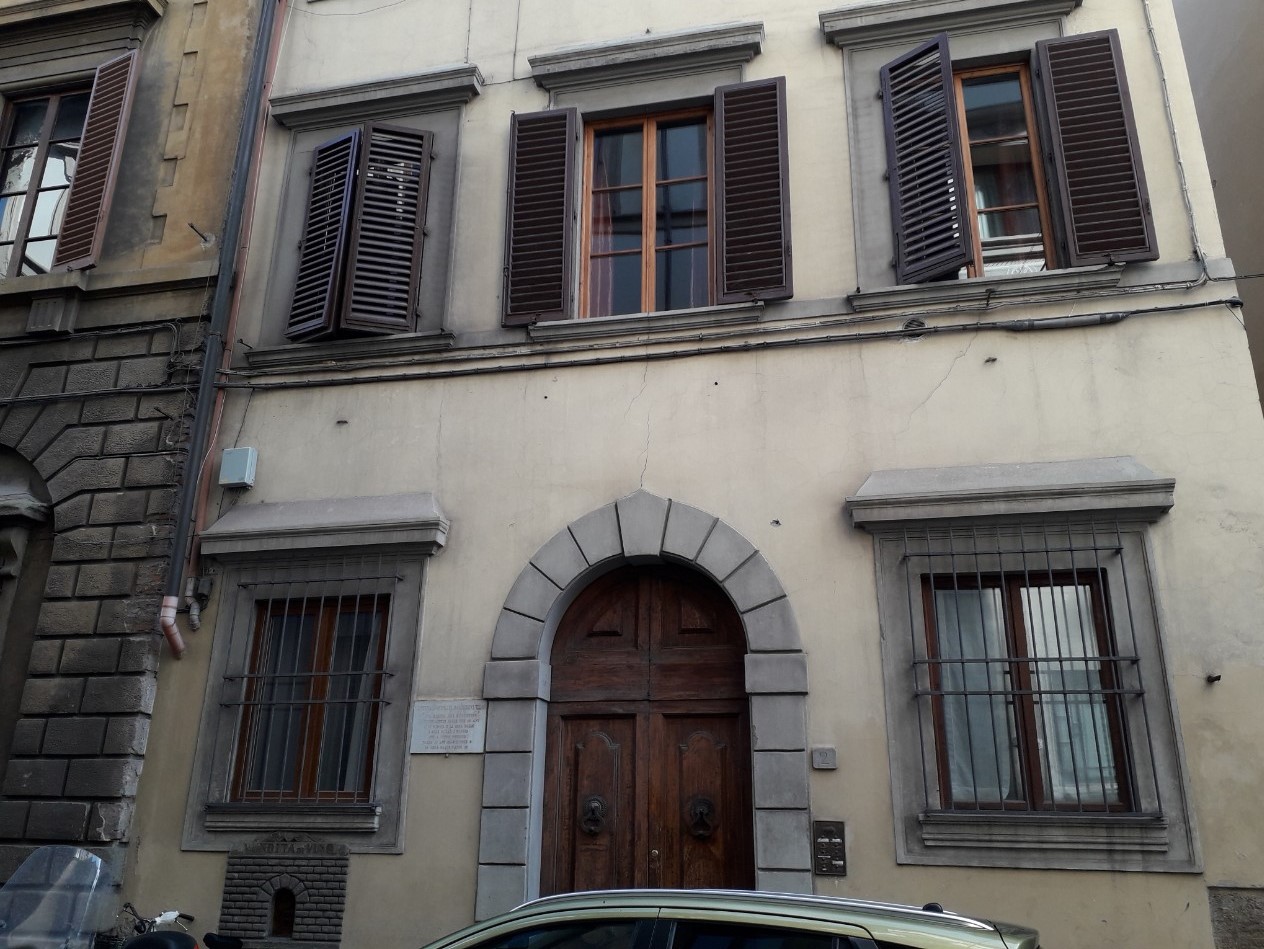 古い小窓が残る建物(フィレンツェ歴史地区).jpg