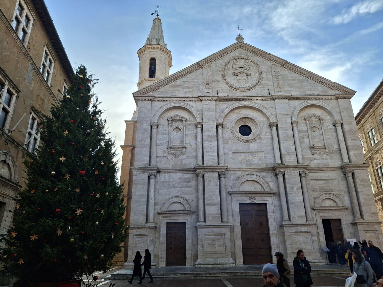 クリスマス時季の大聖堂広場(ピエンツァ・ピオ2世広場).jpg