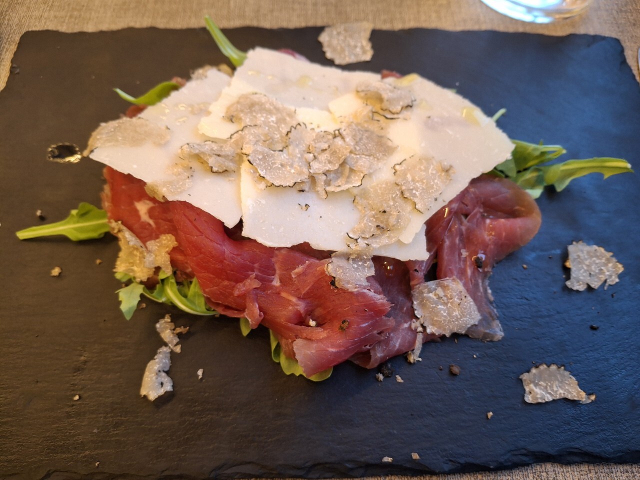 イタリアの冷菜料理( 牛肉のカルパッチョ).jpg