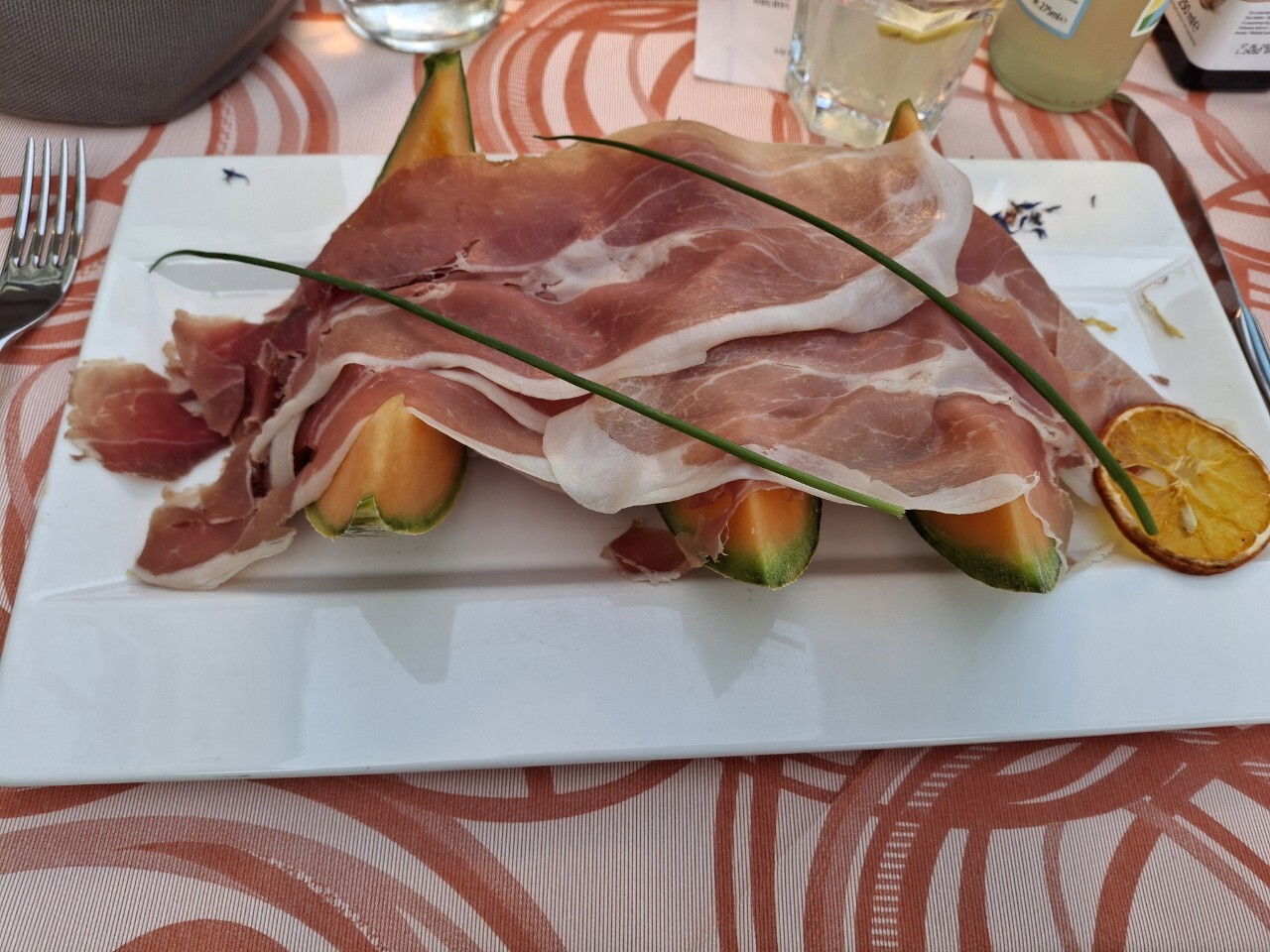 イタリアの冷菜料理( 生ハム・メロン).jpg