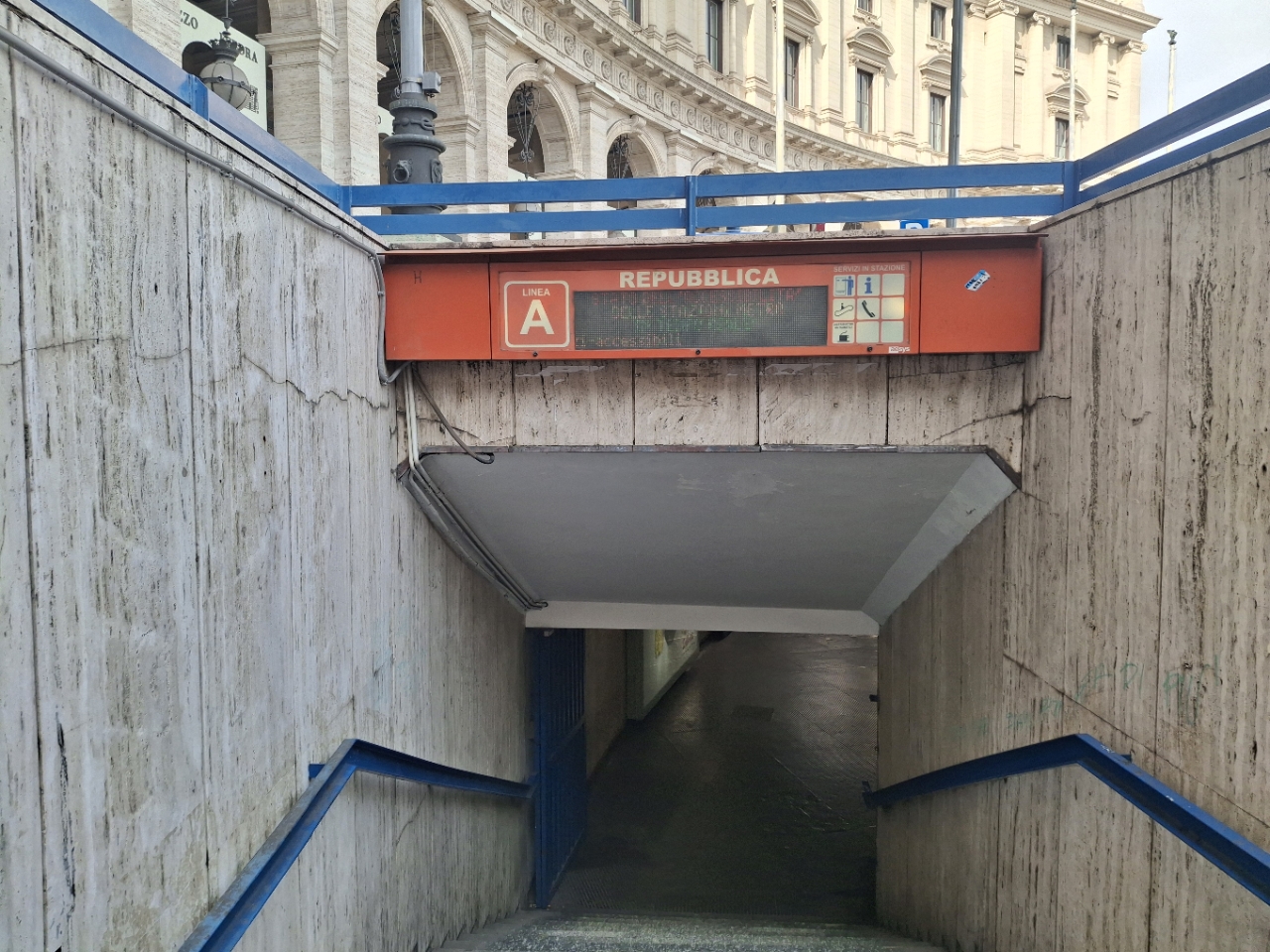 レプッブリカ駅の外観(地下鉄A線).jpg
