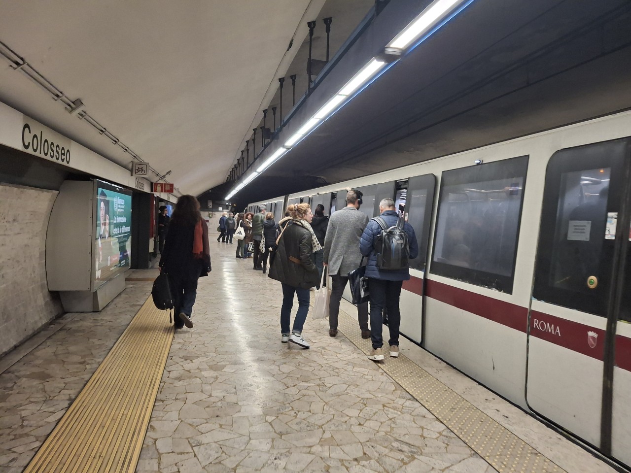 地下鉄B線・コロッセオ駅の様子.jpg
