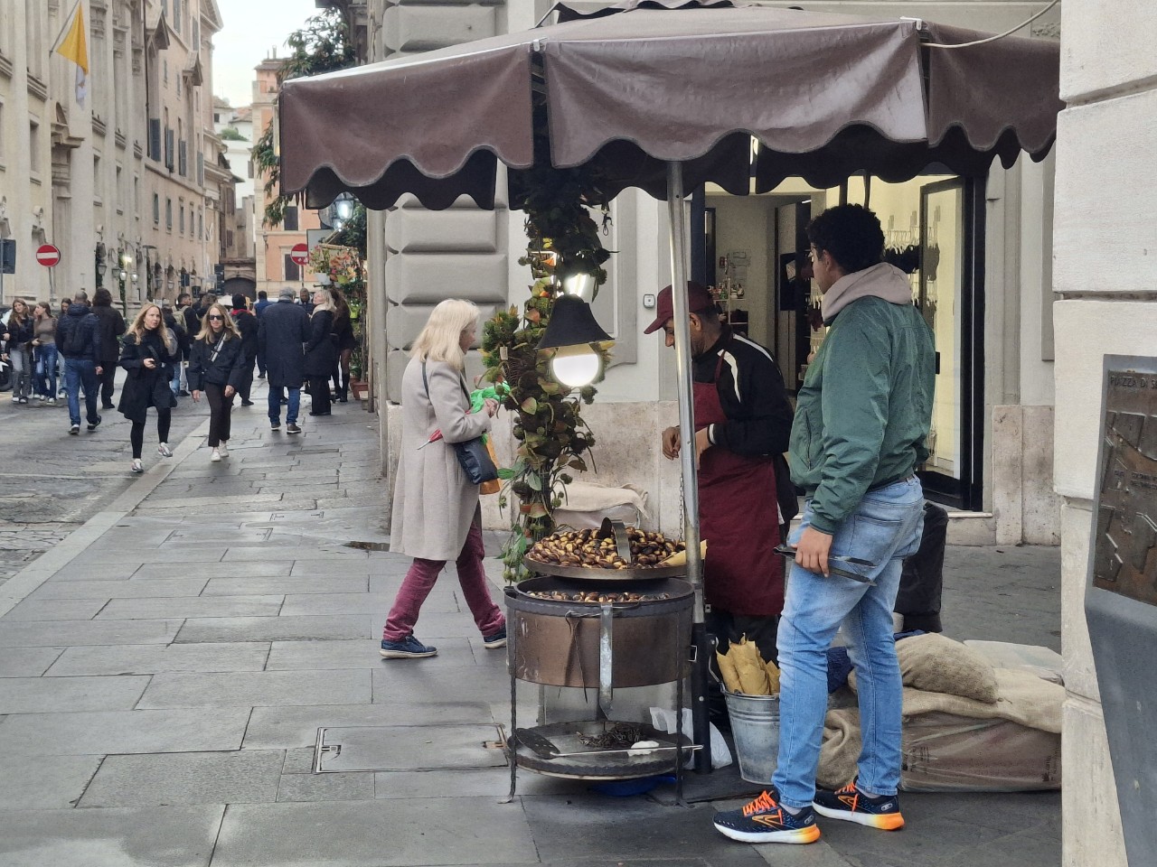 ローマの街角(焼き栗売りの露店).jpg