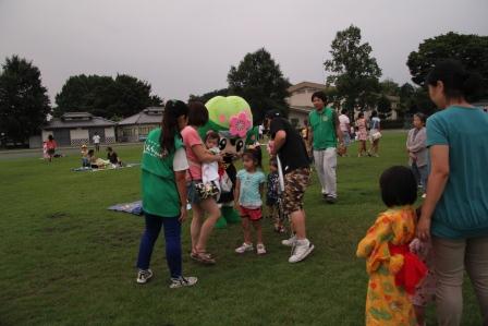 夏祭り会場で（夕方）