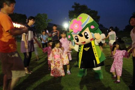 夏祭り会場で（夜）