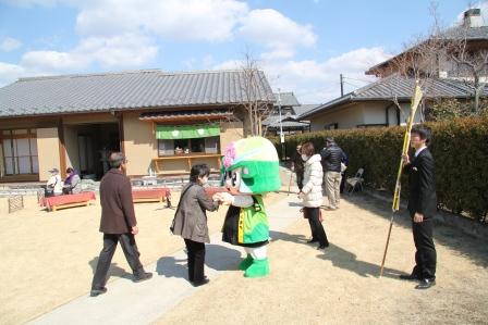 凌雲亭の前でおもてなし