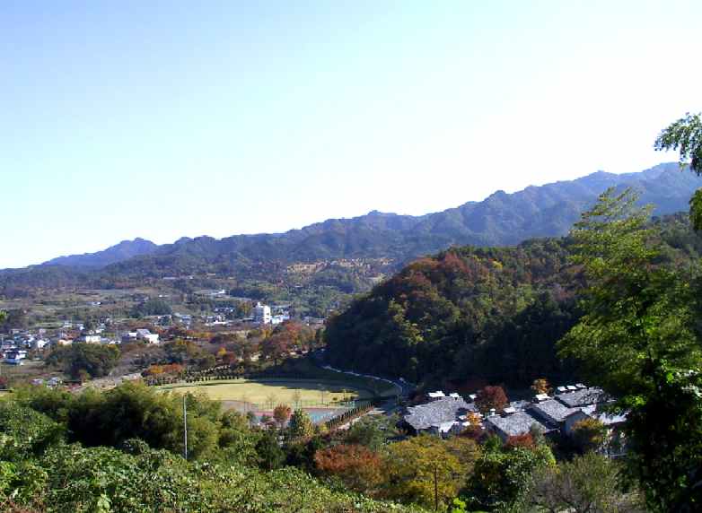 ふるさと館から紅葉山へ行く坂の途中から