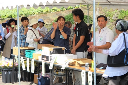 画像：地元産のしいたけや菊のはなを販売中