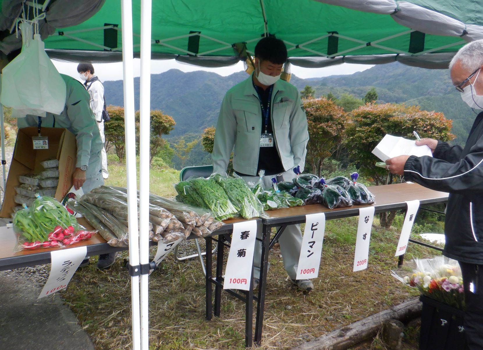 画像：花祭り　農産物の販売