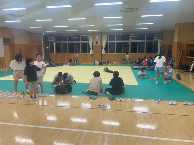 武道場のマットの上でカードゲーム