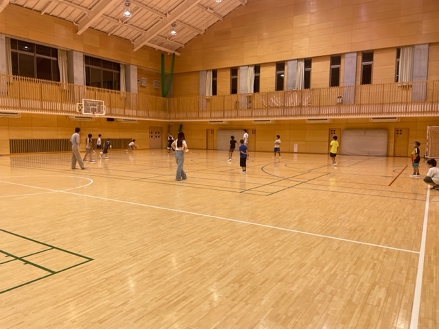 大人も一緒にドッジボール