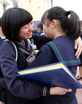 画像：平成２９年４月号表紙　学びやを巣立ち未来へ羽ばたく