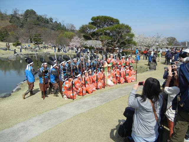 出陣式を前にこども武者記念撮影(楽山園)