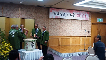 鏡開きをする茂原町長(右から2人目)
