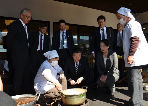 板こんにゃく作りを視察する森山農水相（中央）　右隣は尾身朝子衆院議員