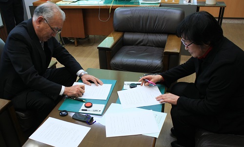 契約書に調印する金田社長（右）と茂原町長