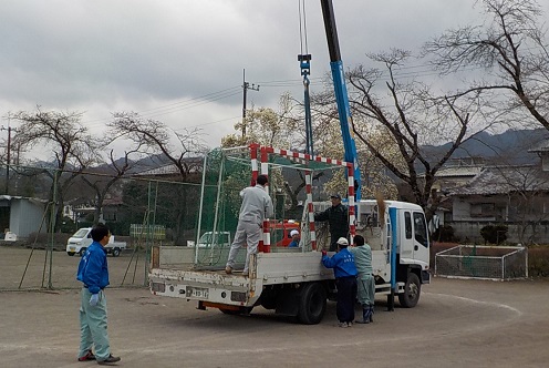 校庭のゴールを積み込む建設業協会の皆さん