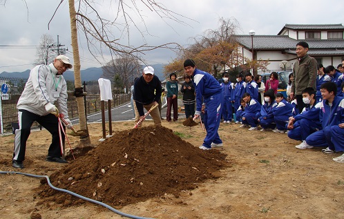 土をかける校長・町長・生徒代表