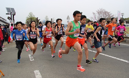 勢いよくスタートする中学生3kmの部